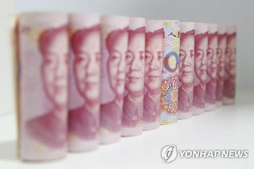 한국은행과 기획재정부는 원·위안  직거래시장조성자로 11개 은행을 선정했다. 위안화 지폐 . 로이터=연합뉴스